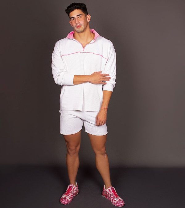 Conjunto de tela off white con puntos dorados y bolsillos estilo cargo
